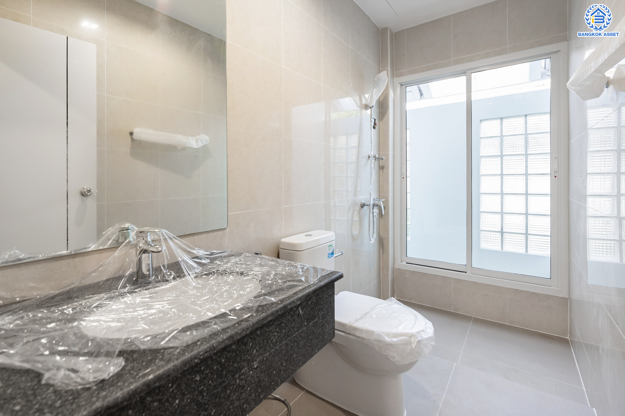 บ้านมือสองตกแต่งใหม่ ม.โนเบิลวานา ปิ่นเกล้า1 บ้านเดี่ยวหลังใหญ่ เนื้อที่ 65.6 ตร.ว. ฟังก์ชัน 3 ห้องนอน 4 ห้องน้ำ 1 ห้องแม่บ้าน จอดรถได้ 2 คัน บนสุดยอดทำเลเดินทางสะดวก หน้าโครงการติดถนนใหญ่บรมราชชนนี ใกล้ทางคู่ขนานลอยฟ้าบรมราชชนนี ม.มหิดล เซ็นทรัลศาลายา และรายล้อมด้วยสิ่งอำนวยความสะดวกครบ